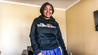 Afrikai iskolás fiatalasszony munkát keres a tanulmányaihoz