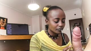 Nyakörves csoki kurva nyáladzik a főnök péniszén