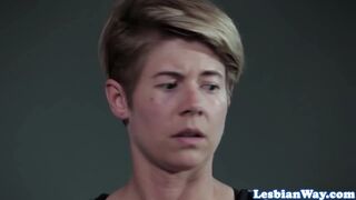 Forró lezbi gruppen szex vörös tinivel és milf-fel