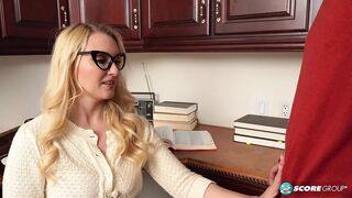 Kívánatos 40-es Julia Robbie és a zsenge pasi