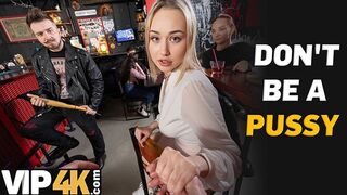Bátor világos szőke pornósztár kufircolja idegen krapekot a bárban