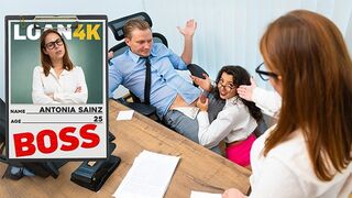 Banki főnöknő remegve imádja alárendeltje csábítását