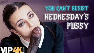 Lispy wednesday rakta a nevelő apa termetes faszát mint egy igazi kutyaként