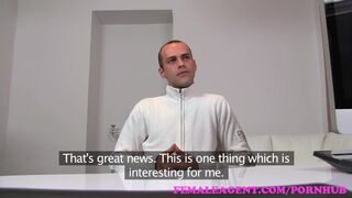 Csinos milf ügynök teszteli a kíméletlen muksót
