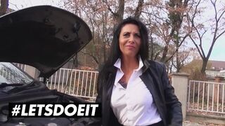 Lady Paris mutatós mellei remegnek a szabadtéri farkasütés izgalmaitól
