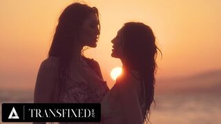 Alkonyat után erőszakos baszás: Tori Easton durván megdöngeti Charlotte Sins bikini babát