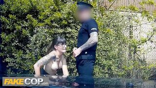 Rendőr megkamatolyja a sötét hajú geek szukát és rálövi a szemüvegére - fake cop