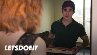Megcsaló cuni Arian Joy először a barátját baszogatja, aztán a kézbesítő csávó megkúrelja jól