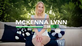 Mckenna Lynn legelső pornója: szöszke kishölgy vad faszas kalandja