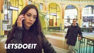 Arwen Gold feszes punciba vágyik egy külföldi lőcse kalandra