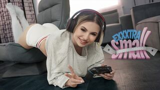 Pici tinédzser lány Aria Banks elkapja magas mostohabátyját Chris Epicet, aki a szobájában veri a kukija