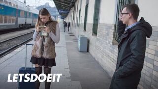 Selvaggia fiatal spiné felfogta Charlie Dean orbitális faszát egy gyors pov dugásra