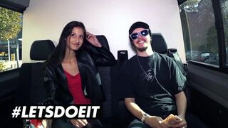 Vézna fekete Coco Kiss pénzért lecidázza a termetes csoki fazt az autóban