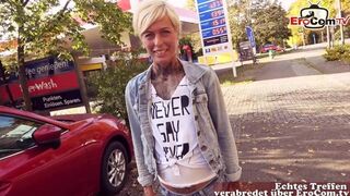 Utcán szeretkezés német benzinállomáson: pov milf pippantás