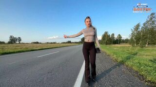 Feszes leggingsben stoppoló forró kéjhölgy megmutatja ciccseit és seggét, szexszel fizet a fuváért