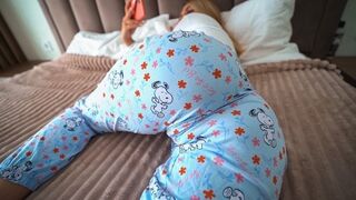 Nyitott ajtónál pornót nézve csábítja a nevelő apját a pici ringyó lánya