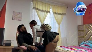 Egyedül vagyok a tesóm kívánatos barátnőjével, és gumi nélkül megbasszuk egymást, bele is élvezek a pinájába