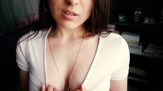 Fiatal amatőr barna hajú hatalmas cicis pipi asmr relax szeretkezése