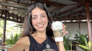 Zsenge orál a starbucks mosdójában – arcára spriccelő pénisz utána kávézás nyálkával középen