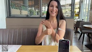 Eva keményen élvez a nyilvános étteremben a lovense ferri távirányítós műfasszal