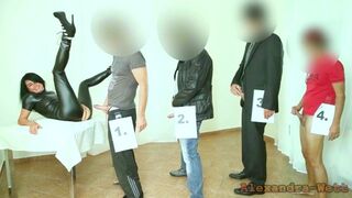 A ondó parti! korlátlan légyott a latexból készült szajhával!