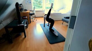 Fiatal fitnesz kisasszony ujjazza magát, majd keményen megbasszák