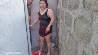 Filipina spiné kinti fürdés közben keményen meghágva