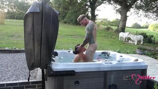 Kívánatos kinti közösülés a forró jacuzziban egy kacér hétvégén