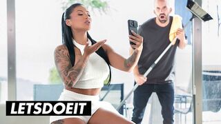 Izgató Brazil MILF Mariana Martix Keményen Bekúrva az Asszisztens által a LetsDoeIt Csatornán