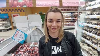 Bevásárlás közben találkoztam vele, cidázás a nyilvános wc-ben, és lenyeli a méretes spriccet