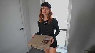 Izgató diáklány futár megette a pizzámat és megbasztam a feszes lyukát