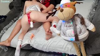 Zsenge amatőr kiscsaj megmutatja, hogyan kívánja a vad hármast műbrével kezdve