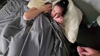 Dupla pici csöcsű csoki hajú lányra pisil az ágyban majd pisi áztatta bugyijukban csókolóznak