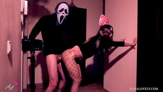 Maszkos őrült keményen megreszeli a néger sunát a tükör előtt - halloween szerepjáték fétis páros játék