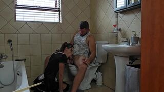 Apró kurva lecummantja a nagyméretű dárdát a wc-n