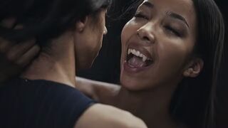 Ebony Vampire Mistress Lia Lin elcsábít egy argentin méretes csöcsű tinédzser macát a Vampired brutális domina játékában