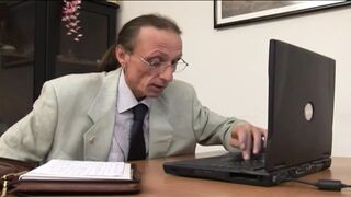 Ribi MILF titkárnő lecumizza ki a mocskos főnökét