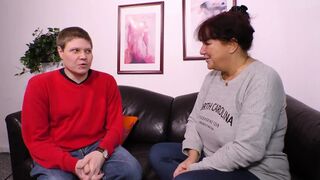 Vörös hajú milf óriási mellekkel lecidázza a brét és hagyja hogy keményen megdugják