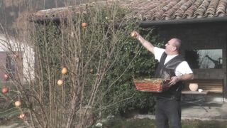 Csinos szöszi fiatal amatőr hátsó lyukba kurelva és szájba spriccelve méretes farasszal