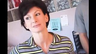 Sharon Mitchell feleségként lecumizza és popsiba veszi Mark Wood farkát retro stílusban