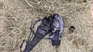 Orbitális fenekű szépkorú nő cumizza a paraszt farkát a disznóólban