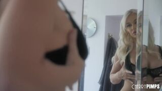 Kolosszális Keblű Szöszi Milf Mélytorok Akcióban a Cherry Pimps Csatornán